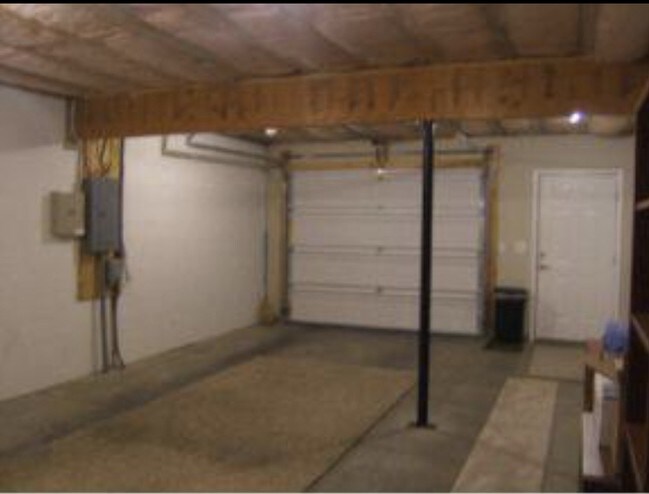 Building Photo - 2121 S Greenwood Dr