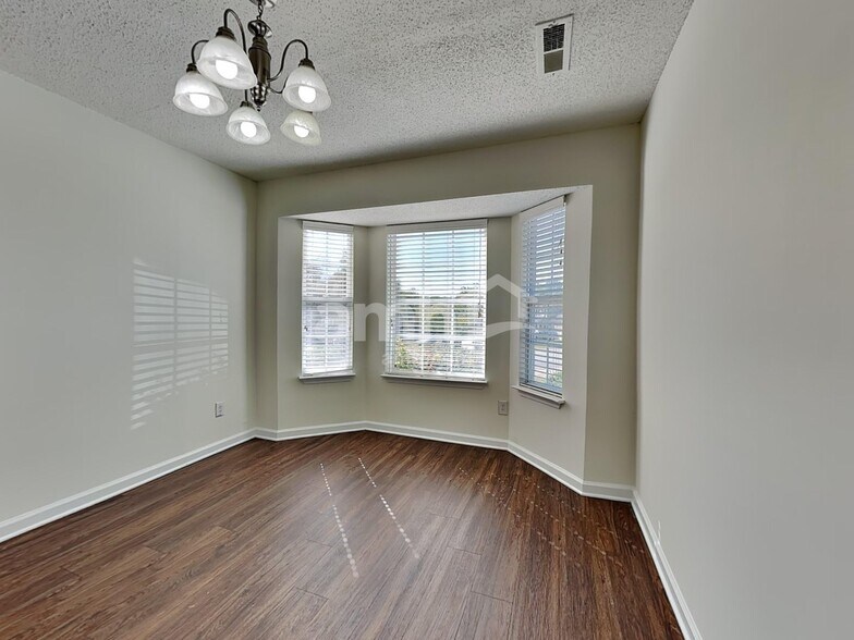 Building Photo - 4389 Creekview Ct