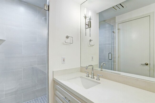 Building Photo - 121 N Post Oak Ln