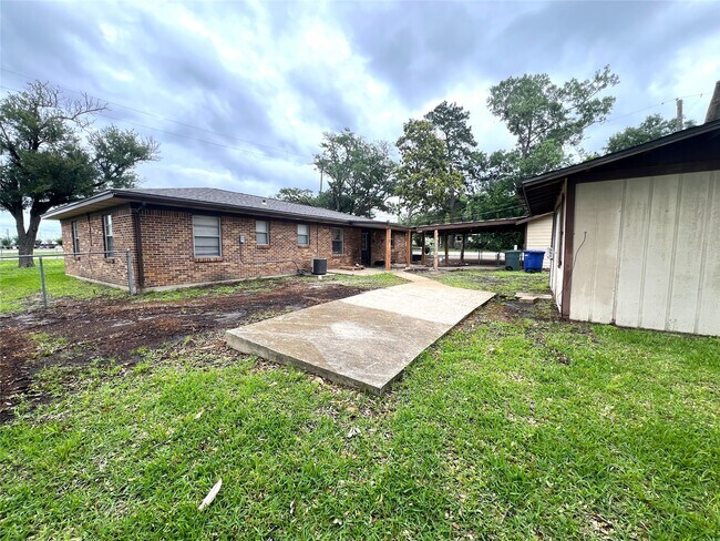 Building Photo - 377 State Hwy 75 N