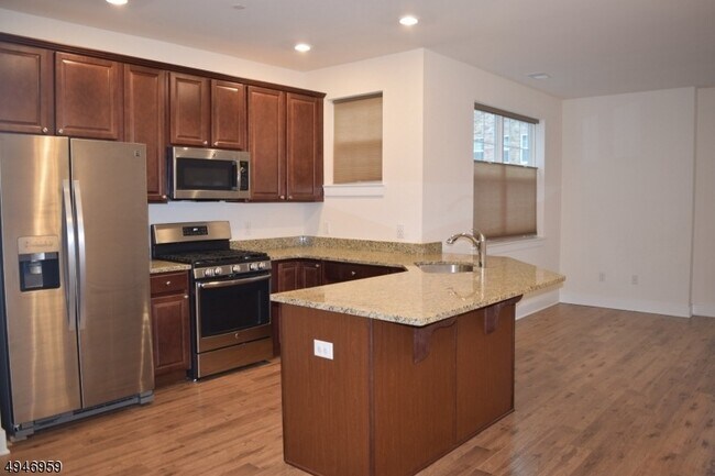 Building Photo - 229 Parkview Ln