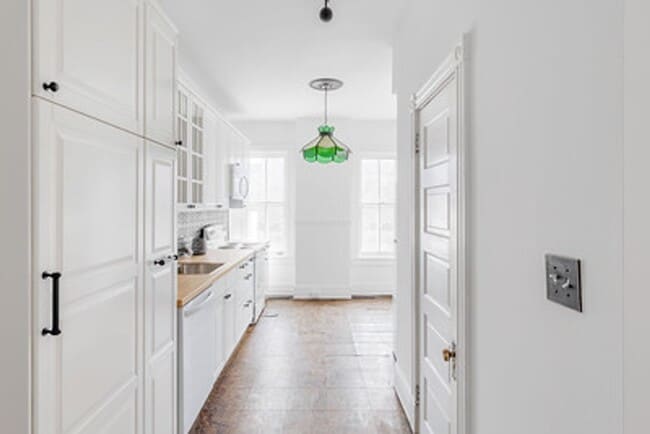 Building Photo - Great Fan Rowhouse!!