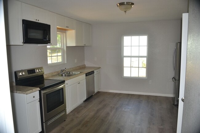 Building Photo - Renovated 1 bedroom 1 bath duplex!! Don't miss out on this stunner!