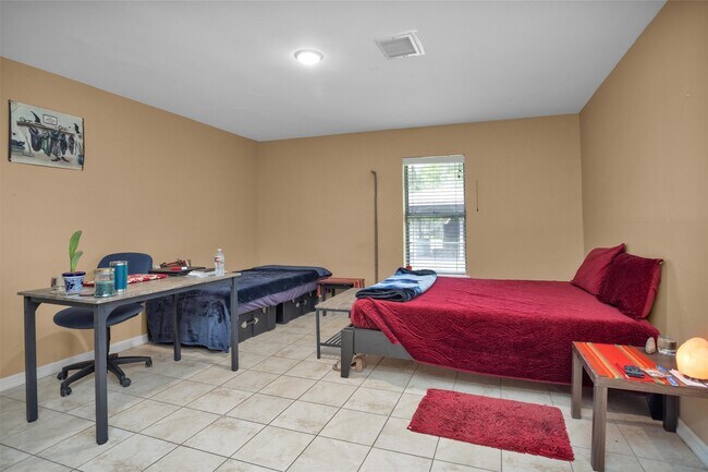 Building Photo - 1725 Strawn Rd