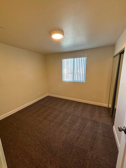 Building Photo - 428 W 109th Pl