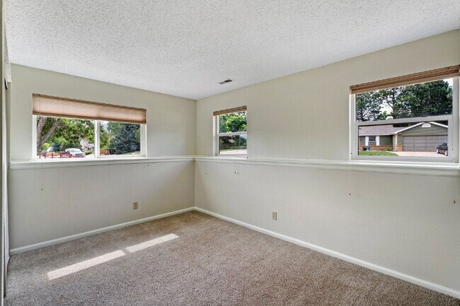 Building Photo - 465 Saddlemountain Rd