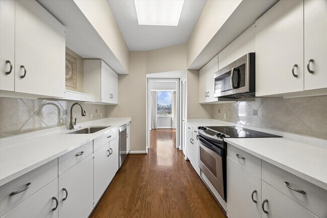 Building Photo - 15 Greenway Plz