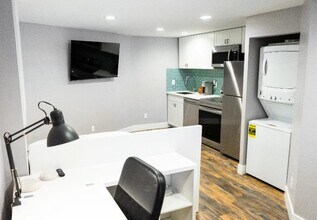 Building Photo - Dexter Unit 101 - Cozy & Stylish Studio – 12 Mins to UW, 10 min Space Needle, In-Unit...