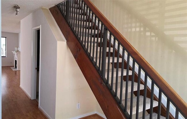 Building Photo - 817 SE 12th Ct