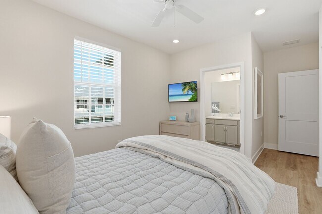Building Photo - Fully Furnished 3 Bedroom, 3.5 Bath Townhome