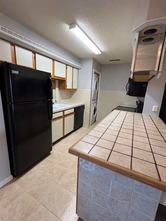 Building Photo - 922 Fairwood Lakes Dr