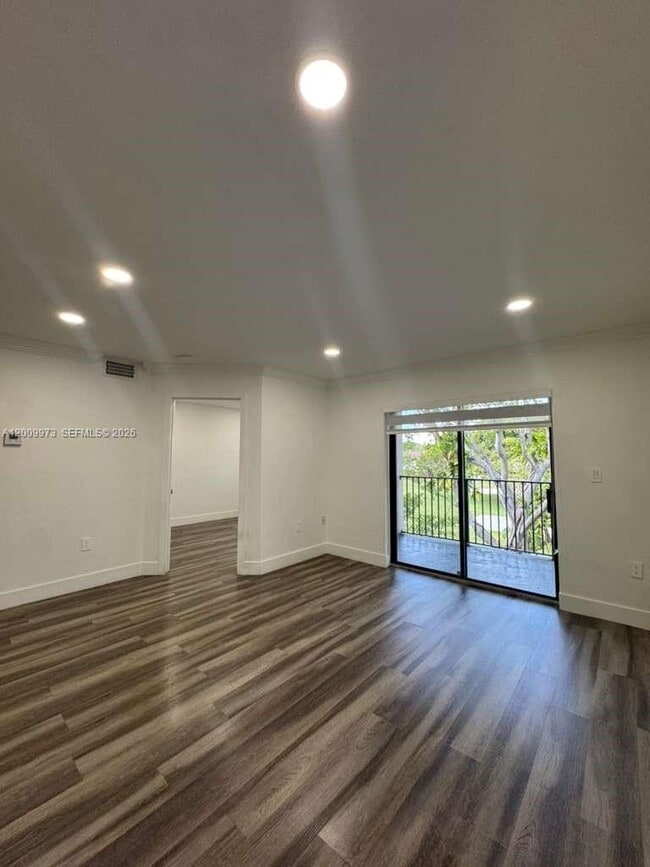 Building Photo - 300 Palm Cir W