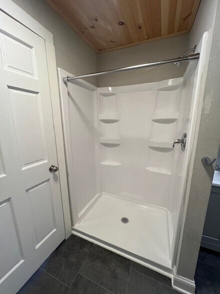 Shower - 186 E Winter St
