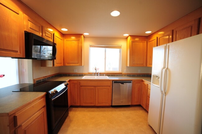 Building Photo - Sweet South Richland Home with Large Yard