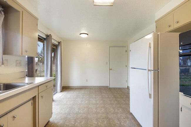 Building Photo - Move in Ready now! Easy JBLM commute, 3 be...