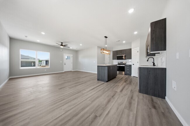Building Photo - 870 s Orchard Way