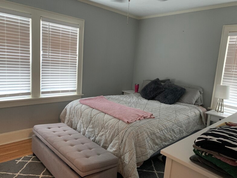 Building Photo - 4232 Urbandale Ave