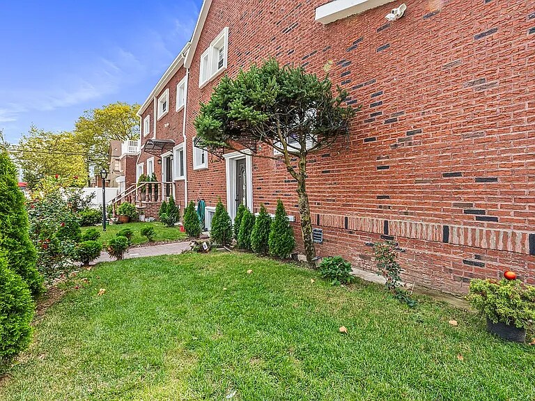 Primary Photo - 116-01-116221 221st St