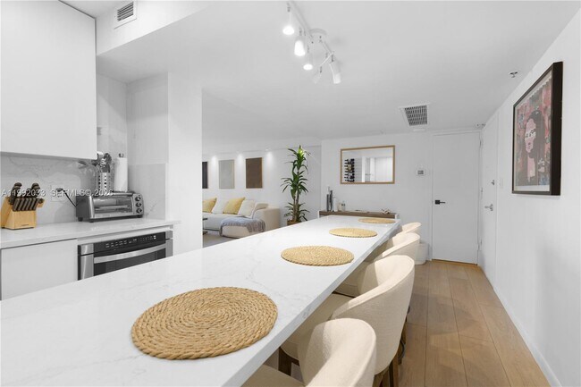 Building Photo - 5161 Collins Ave