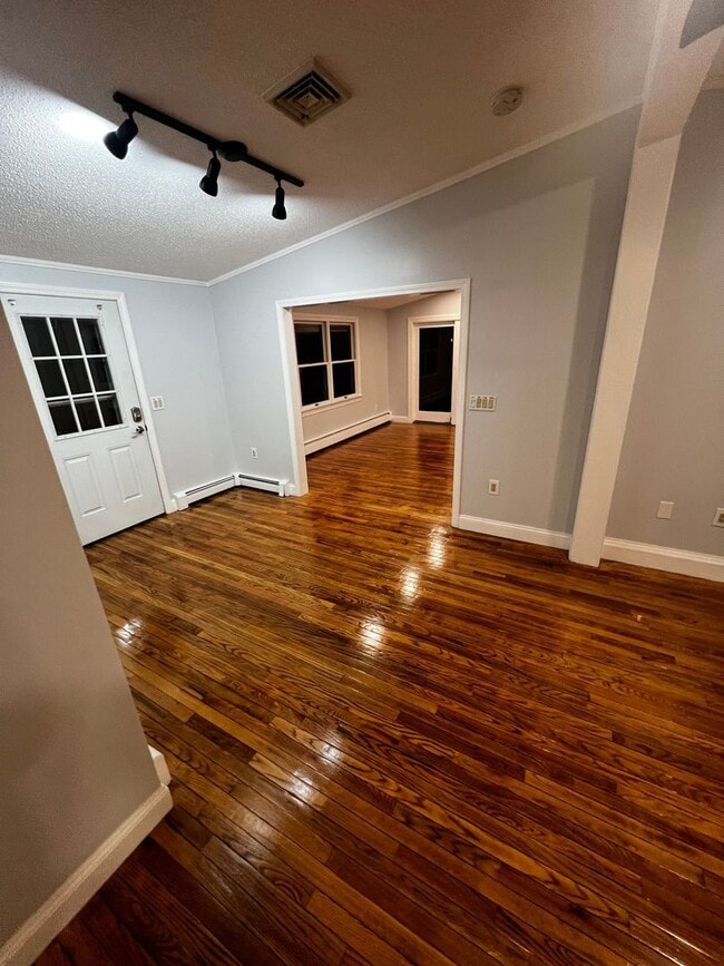 Building Photo - 4-Bedroom, 2-Bath Home with Modern Comforts in Tyngsboro, MA