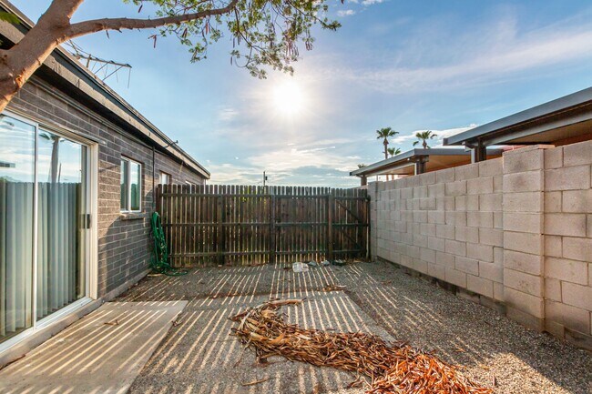 Building Photo - 1722 E Ocotillo Rd