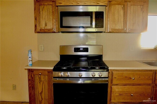 Building Photo - 1304 Breezy Dr