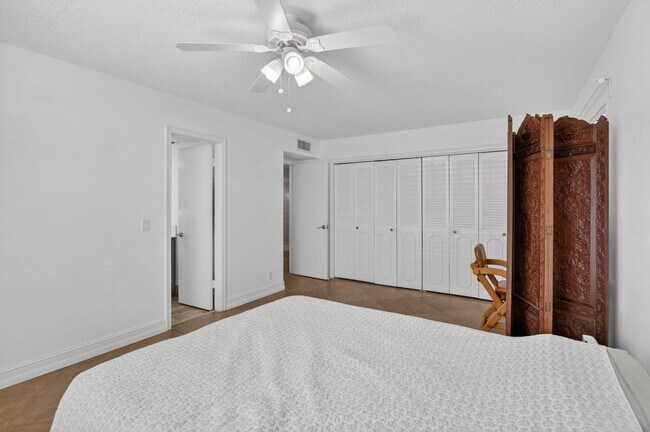 Building Photo - 9101 Jacaranda Ln