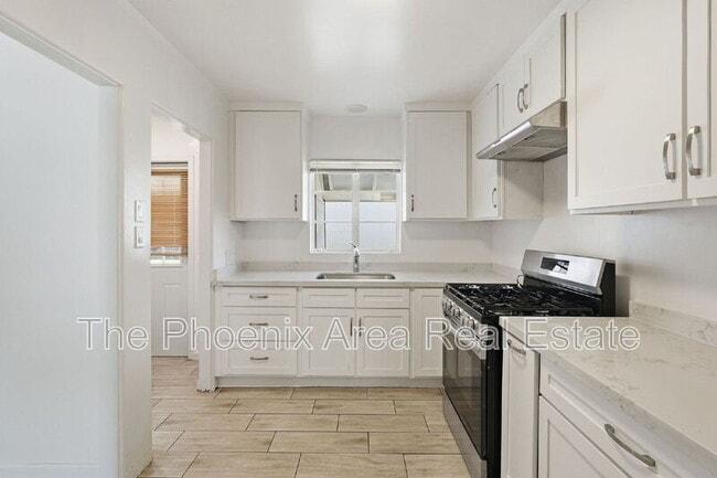 Building Photo - 2245 E Flower St