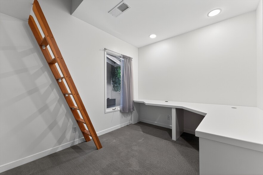 Building Photo - 13047 Dickens St