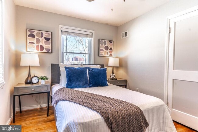 Building Photo - 2122 Arlington Terrace