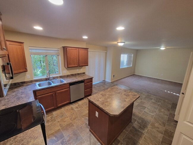 Building Photo - Spacious 3 Bedroom Home in Silverdale!