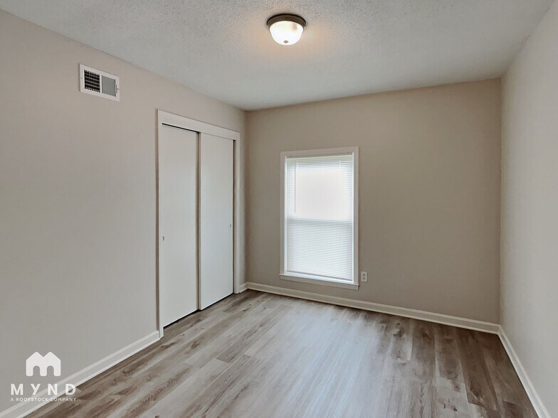 Building Photo - 1938 W Holmes Rd