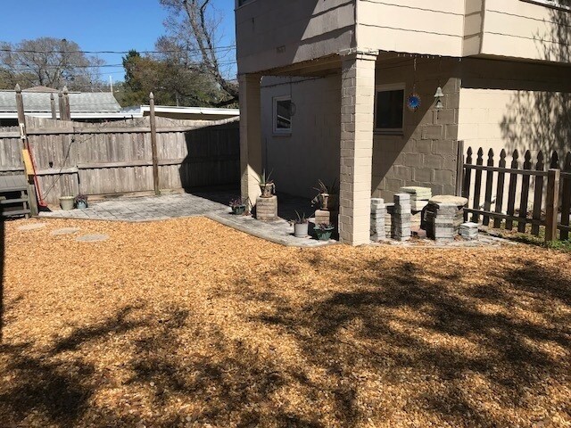 Building Photo - GREAT 3/2/1 SINGLE FAMILY HOME MINUTES TO ...