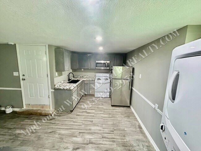 Primary Photo - Nice Updated 3 Bed, 1 Bath in KCK-Availabl...