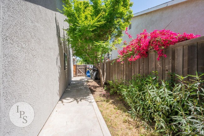 Building Photo - North West Fresno Modern/Updated Home, 3BR/2BA, Built 2004 - Lots of Amenities!