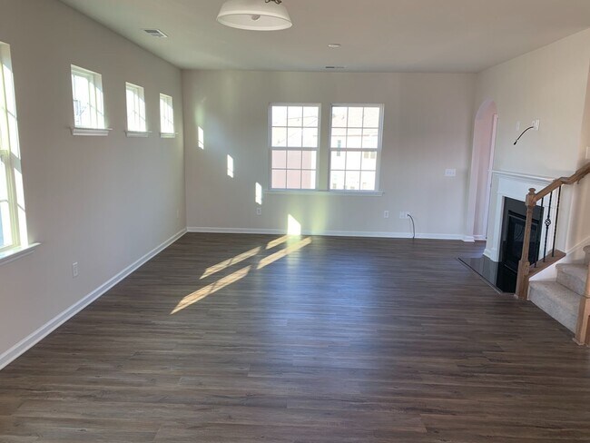 Building Photo - Resort life for your family in the Palisades!