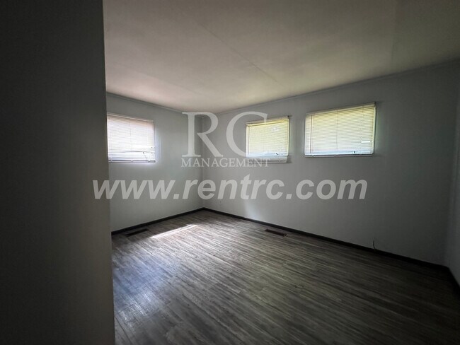 Building Photo - 605 Pixley-