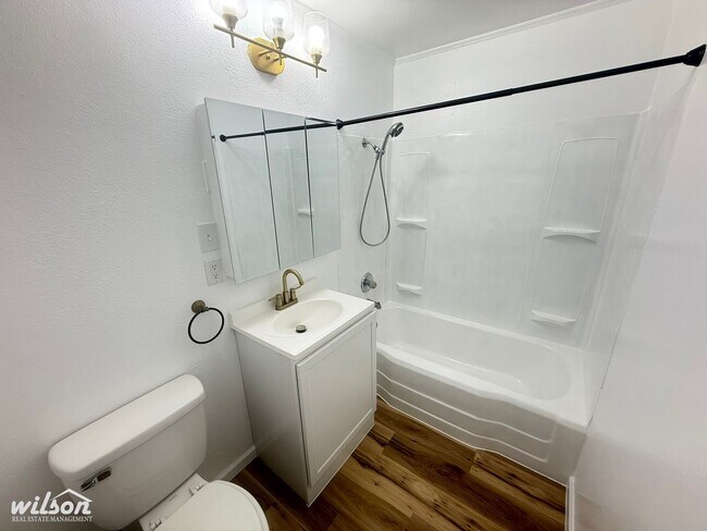 Building Photo - 1420-1420 Queen Ave