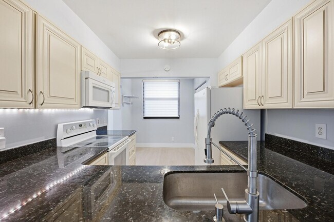 Building Photo - 2070 Homewood Blvd