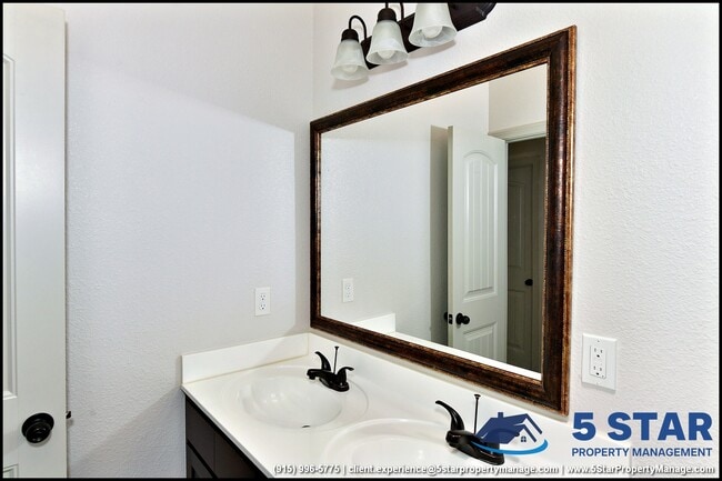 Building Photo - 14945 Tierra Escape Ave