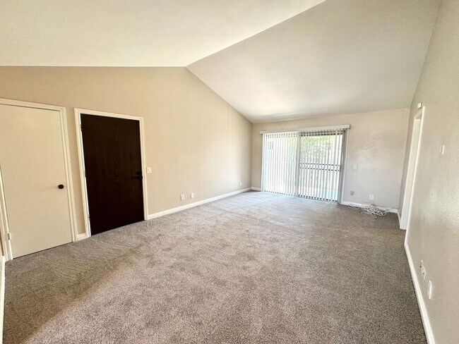 Building Photo - Charming 2 Bed/2 Bath Upstairs Condo in Qu...