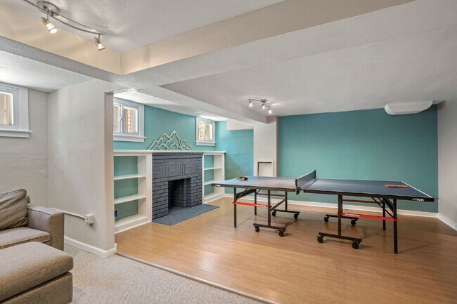 Building Photo - Amazing Home Near Sloan's Lake