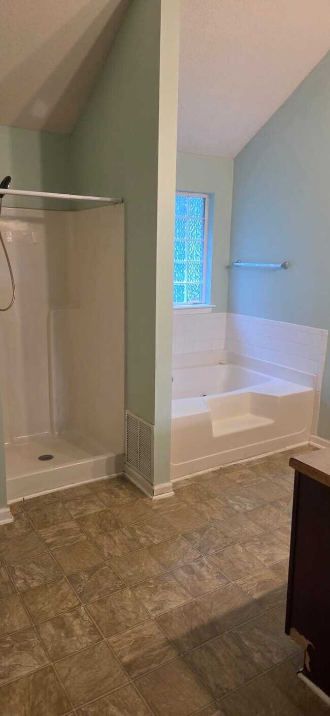 Building Photo - 5 Bedrooms 3baths Home For Rent