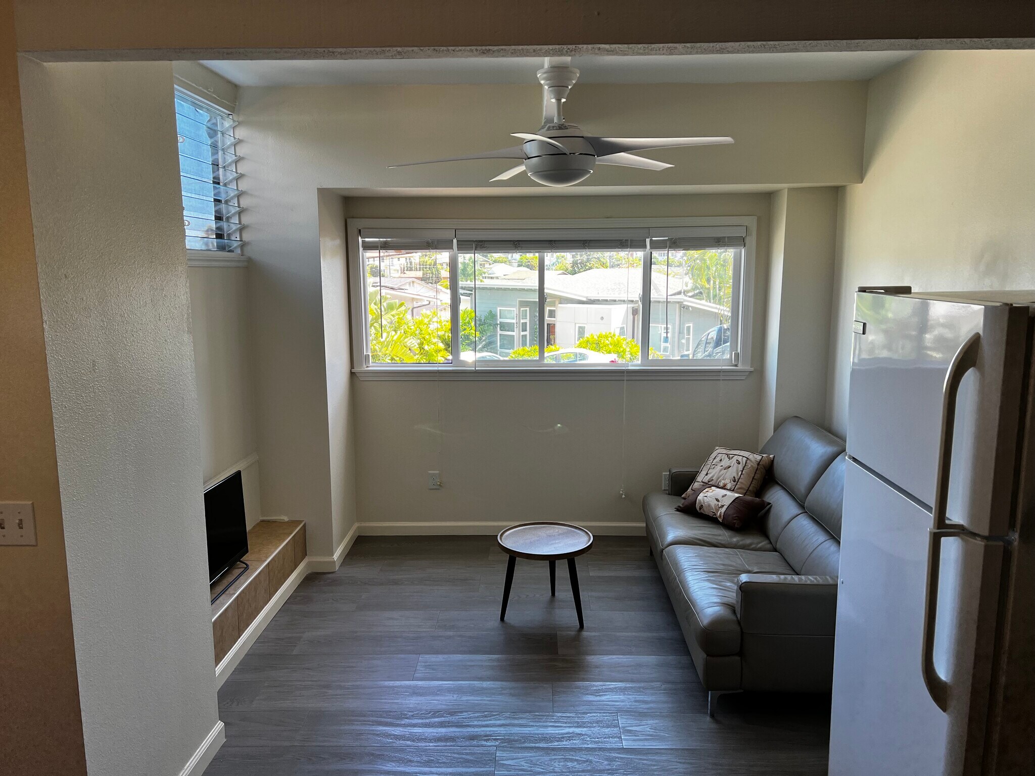 living room - 2142 Damon St