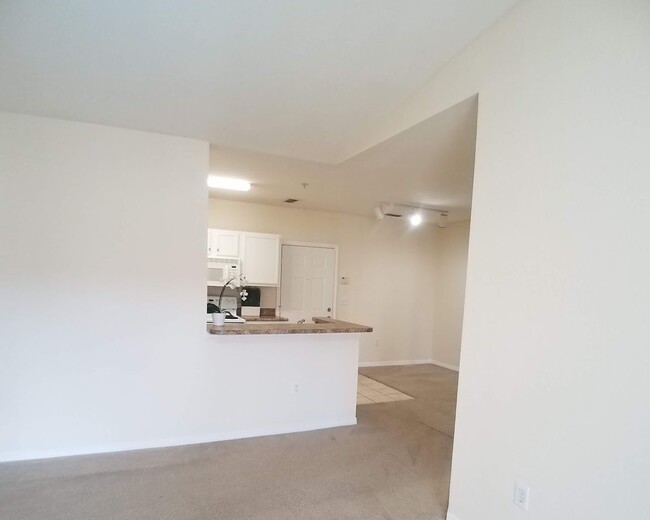 Building Photo - Beautiful 3/2 Pool View Condo  x Rent @ Th...