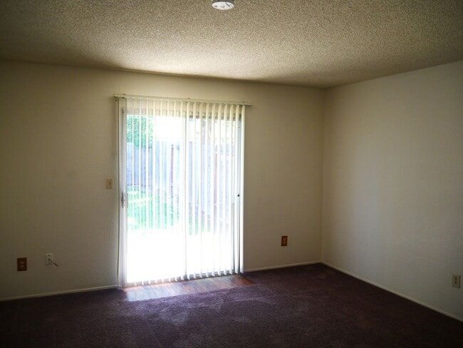 Building Photo - Cozy 2 Bed 2 Bath 950sq. ft. Duplex in Elk Grove