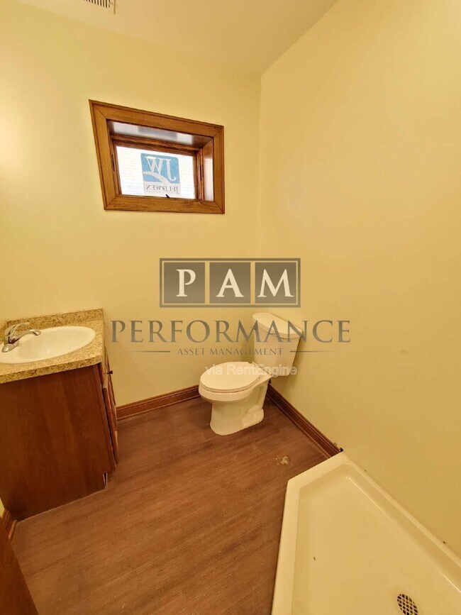 Building Photo - 5525 W North Ave