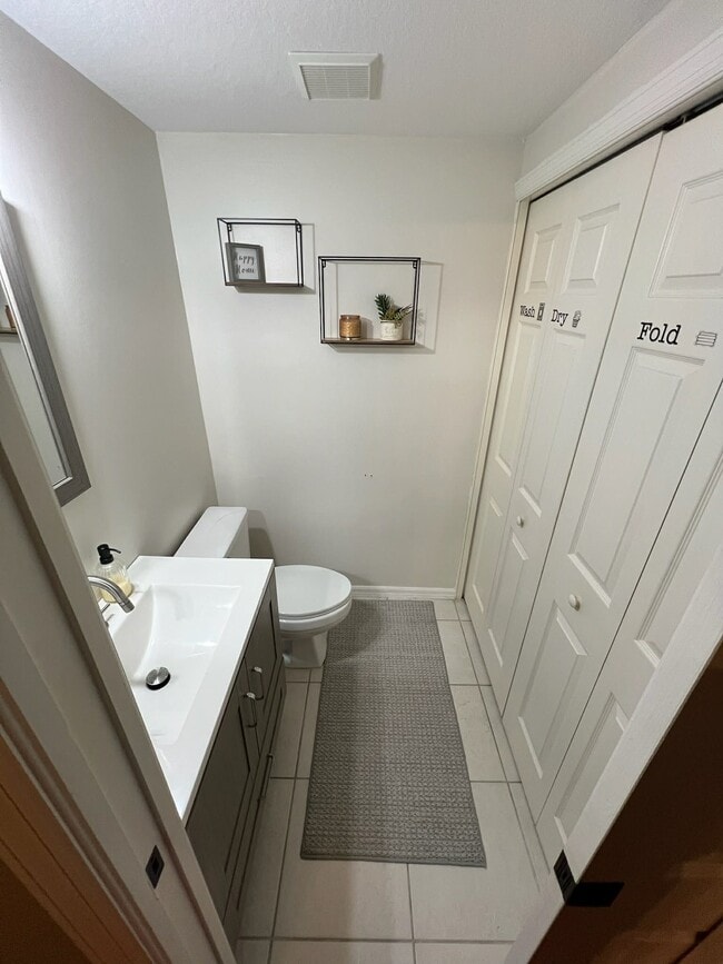 Building Photo - 7575 Meadow Lakes Dr