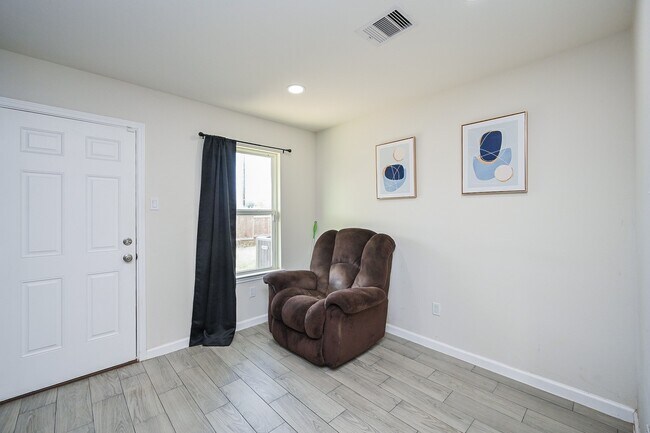 Building Photo - 1739 Cemetery Rd