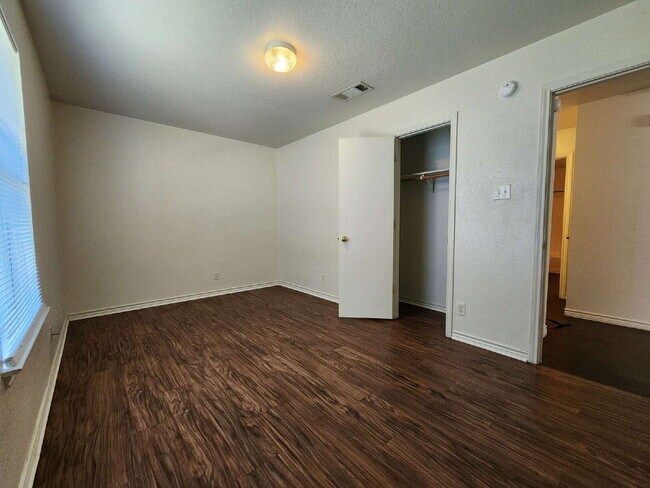 Building Photo - 3204 Toledo Dr